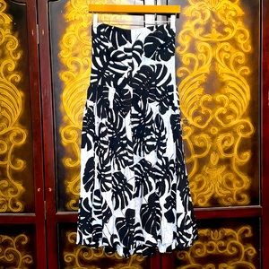 Rachel Roy- Strapless dress with pockets with an elastic stretch on the back